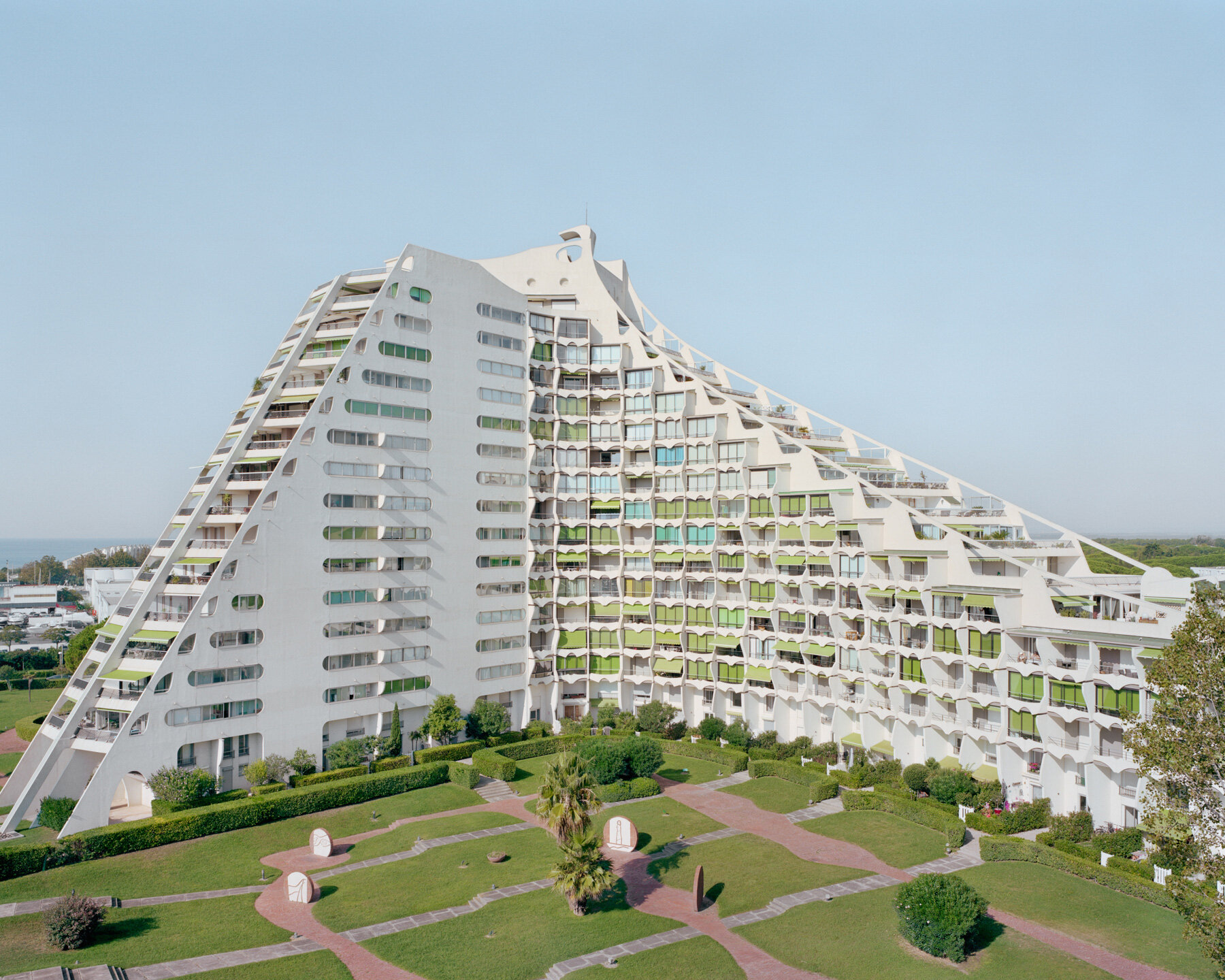 broyez-kronental-french-seaside-resort-sci-fi-mirage-dawn-la-cite-oasis-designboom-large02
