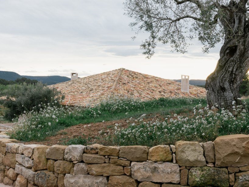 MDBA architects folds low-lying rural house into spanish vineyards