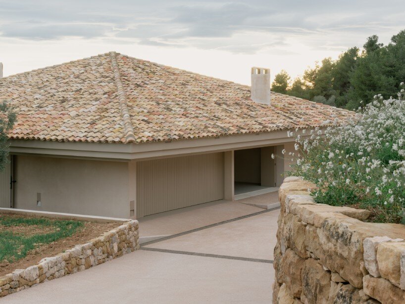 MDBA architects folds low-lying rural house into spanish vineyards