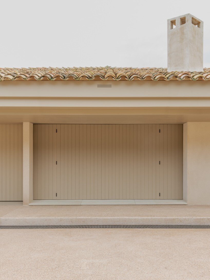 MDBA architects folds low-lying rural house into spanish vineyards