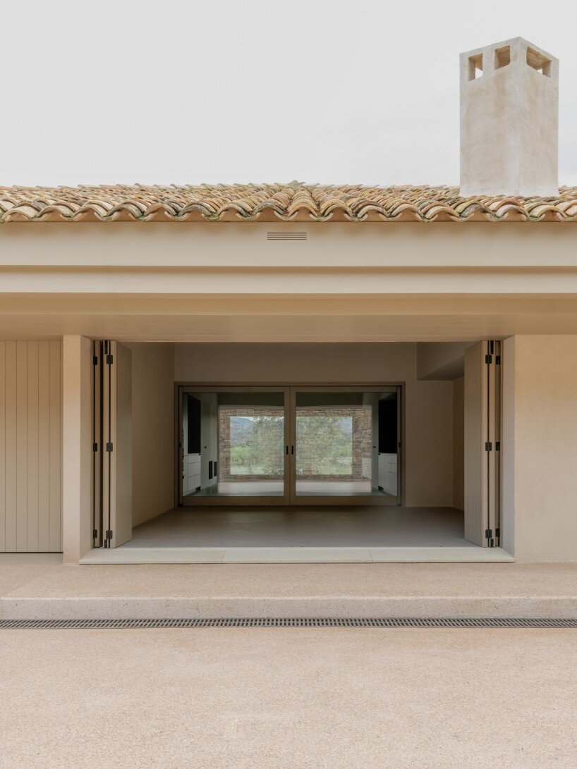MDBA architects folds low-lying rural house into spanish vineyards