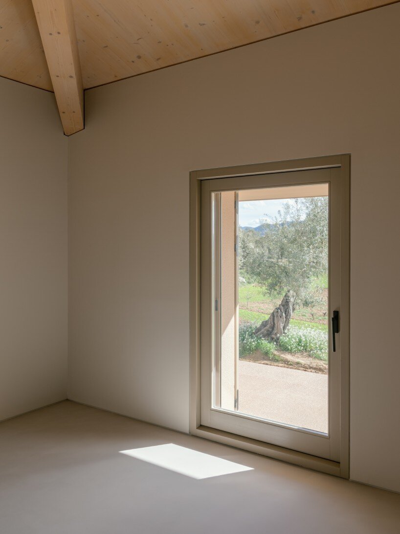 MDBA architects folds low-lying rural house into spanish vineyards