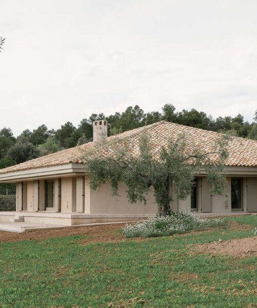 MDBA architects folds low-lying rural house into spanish vineyards