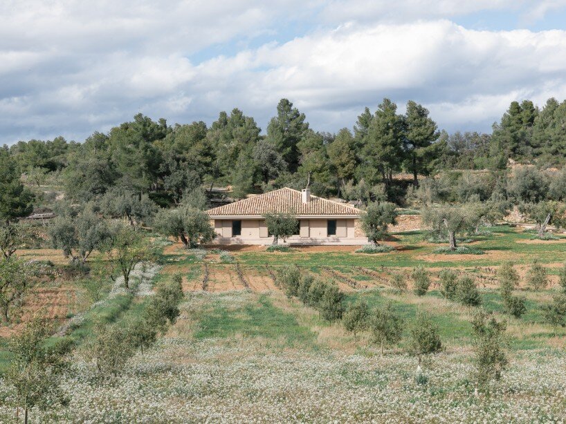 MDBA architects folds low-lying rural house into spanish vineyards