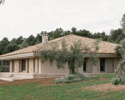 MDBA architects folds low-lying rural house into spanish vineyards