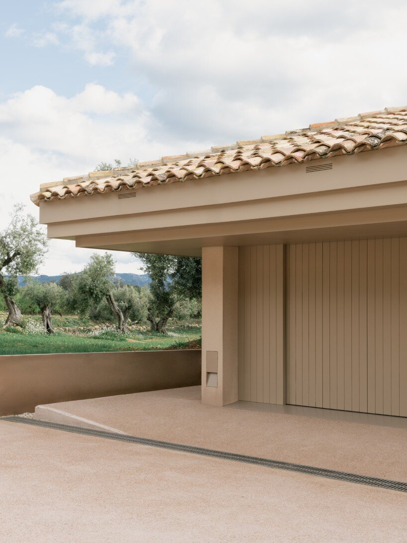 MDBA architects folds low-lying rural house into spanish vineyards