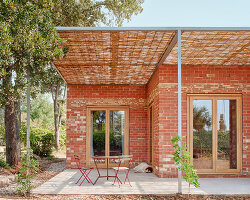 catalan studio alventosa morell shapes casa GJ with staggered modules of textural brickwork