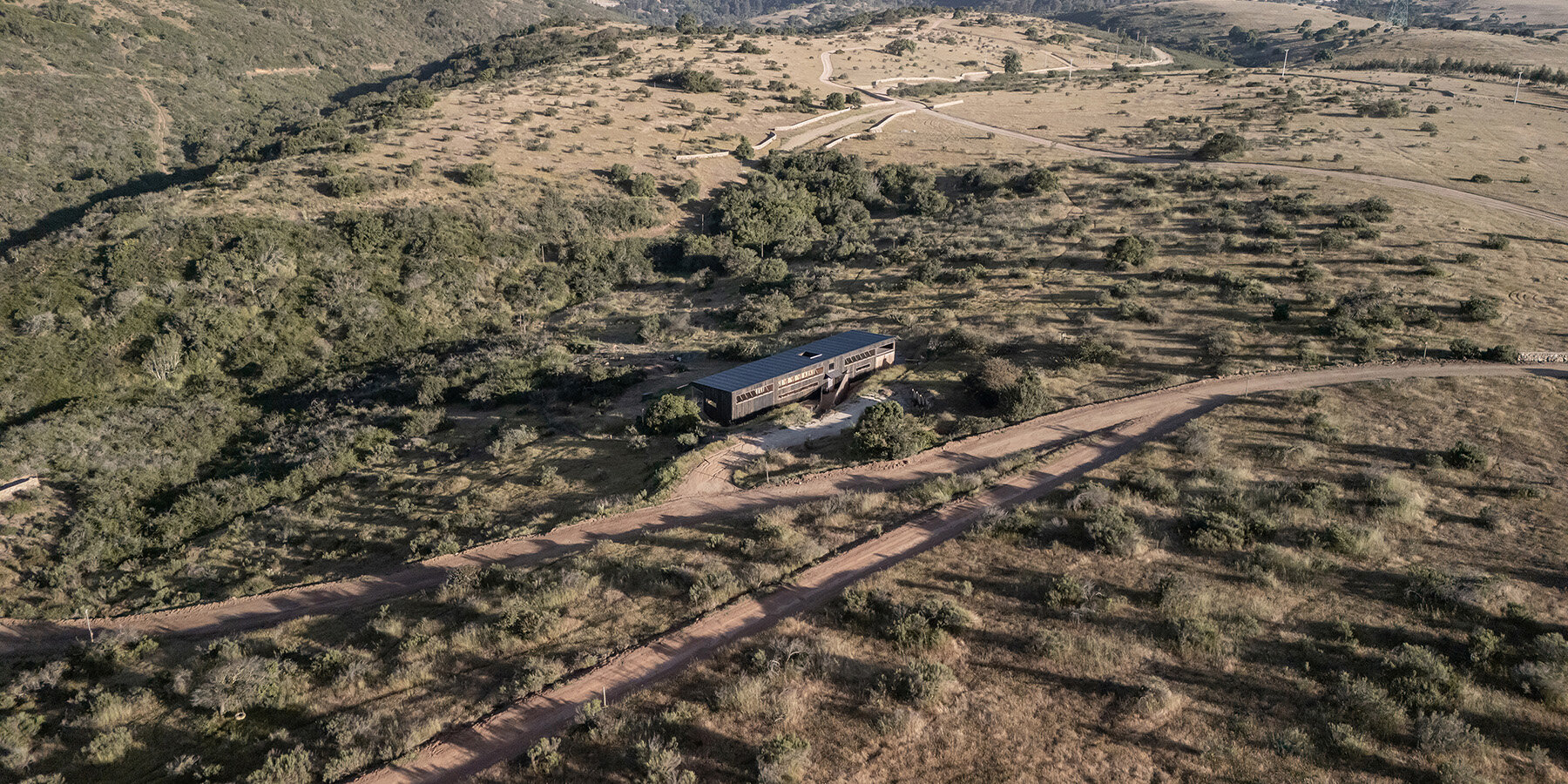casa-las-tupas-lucas maino-fernandez-arquitectos-catapilco-chile-designboom-1800-2