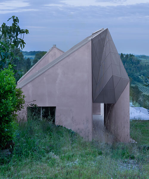 LDA.iMdA reinterprets rural tuscan house typology for geometric gabled villa