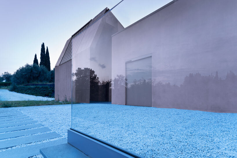 LDA.iMdA reinterprets rural tuscan house typology for geometric gabled villa