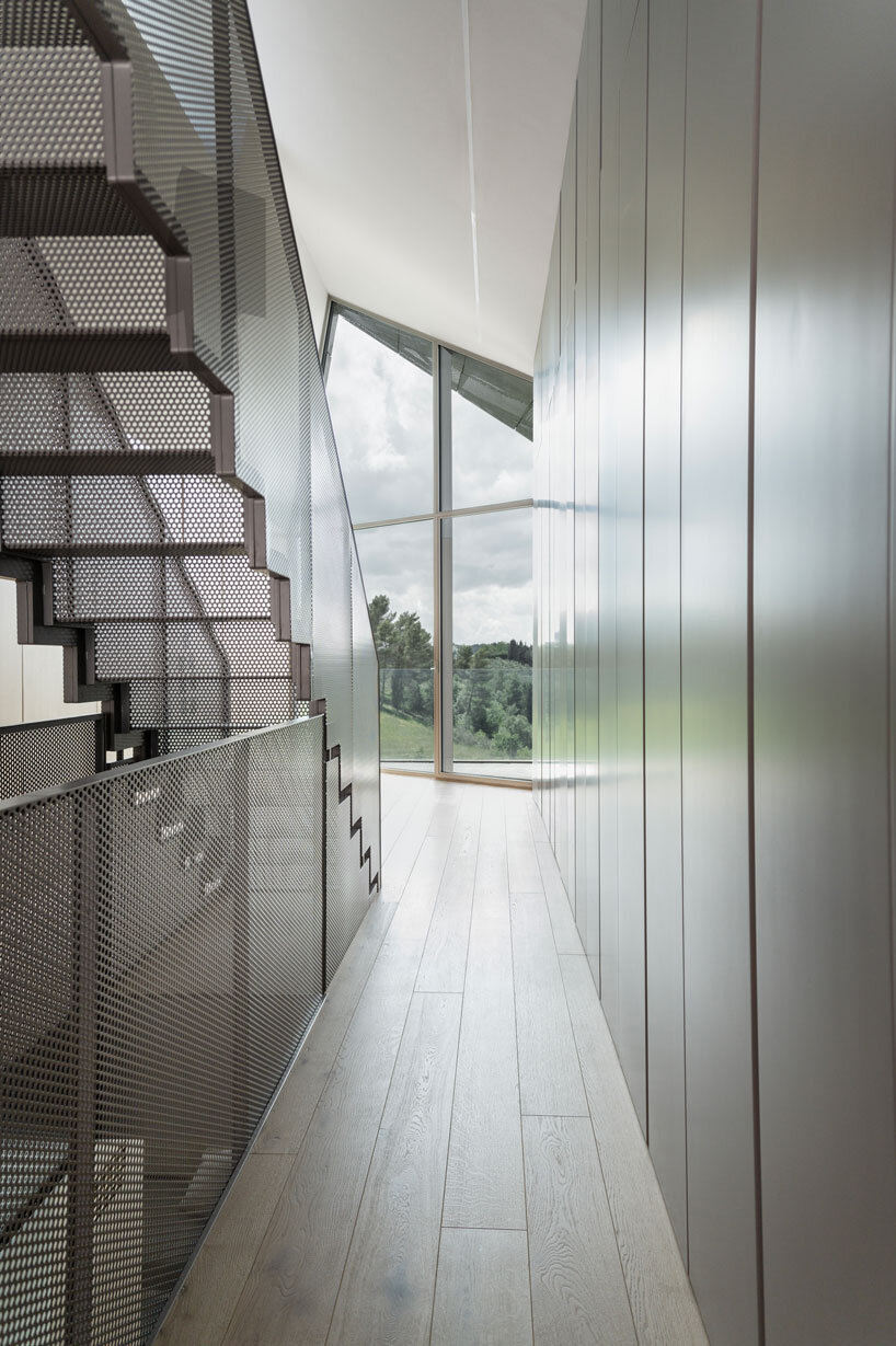 LDA.iMdA reinterprets rural tuscan house typology for geometric gabled villa