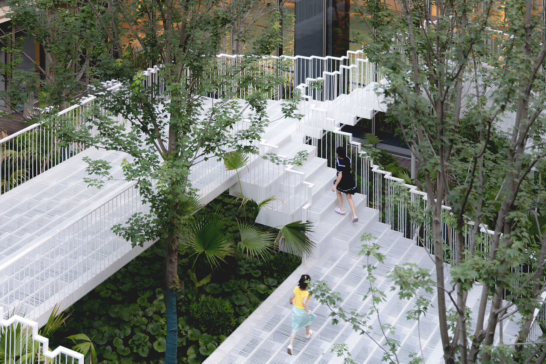 cascading-staircase-sunken-courtyard-trop-terrains-plus-open-space-shanghai-residence-designboom-large01