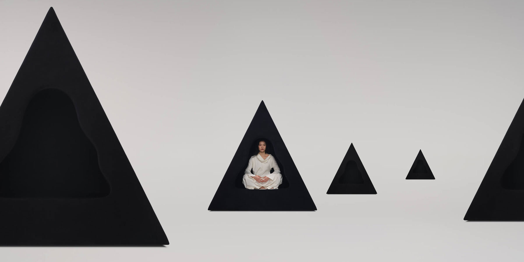 cave-chair-domain-architects-bischiyano-designboom-1800-2