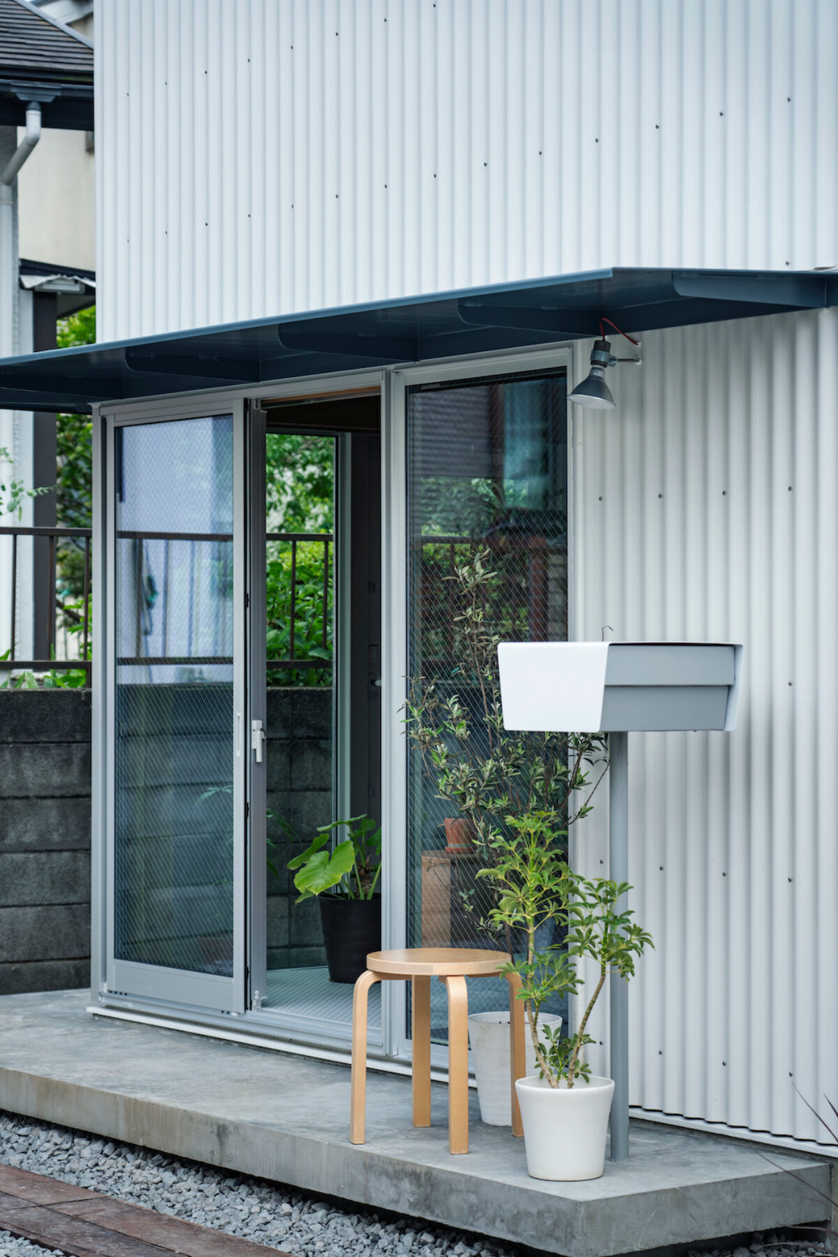 tamada & wakimoto's multigenerational house in japan unfolds in stepped levels 