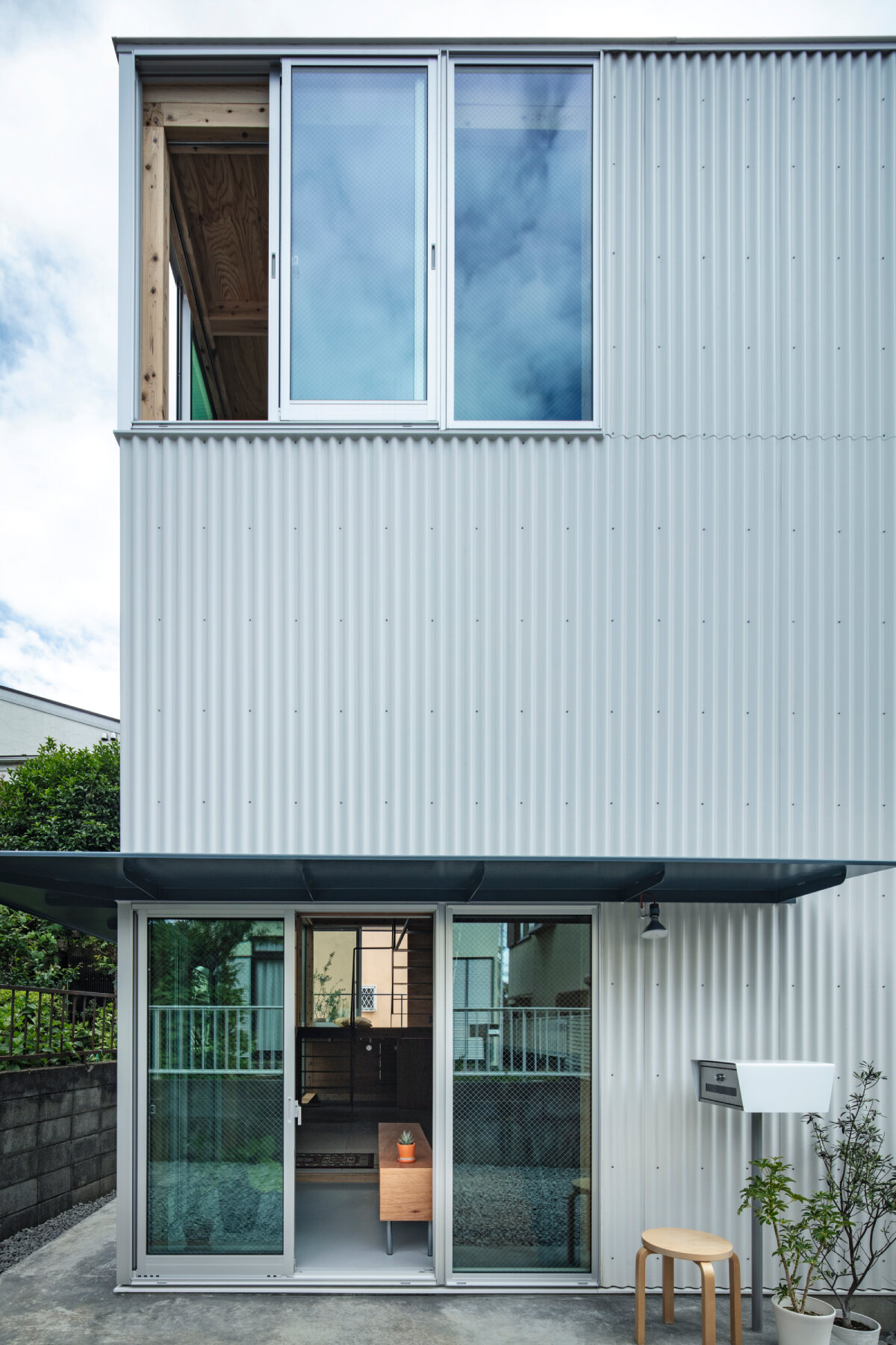 tamada & wakimoto's multigenerational house in japan unfolds in stepped levels 