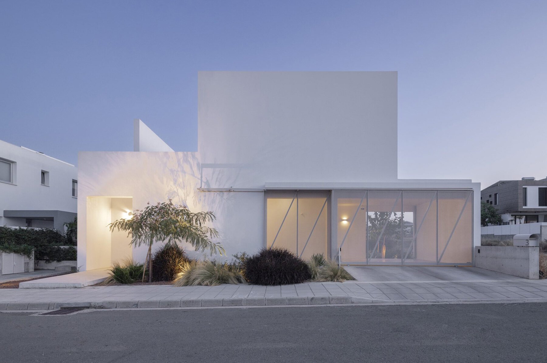 concentric-white-walls-garden-residence-draftworks-architects-cyprus-designboom-large03