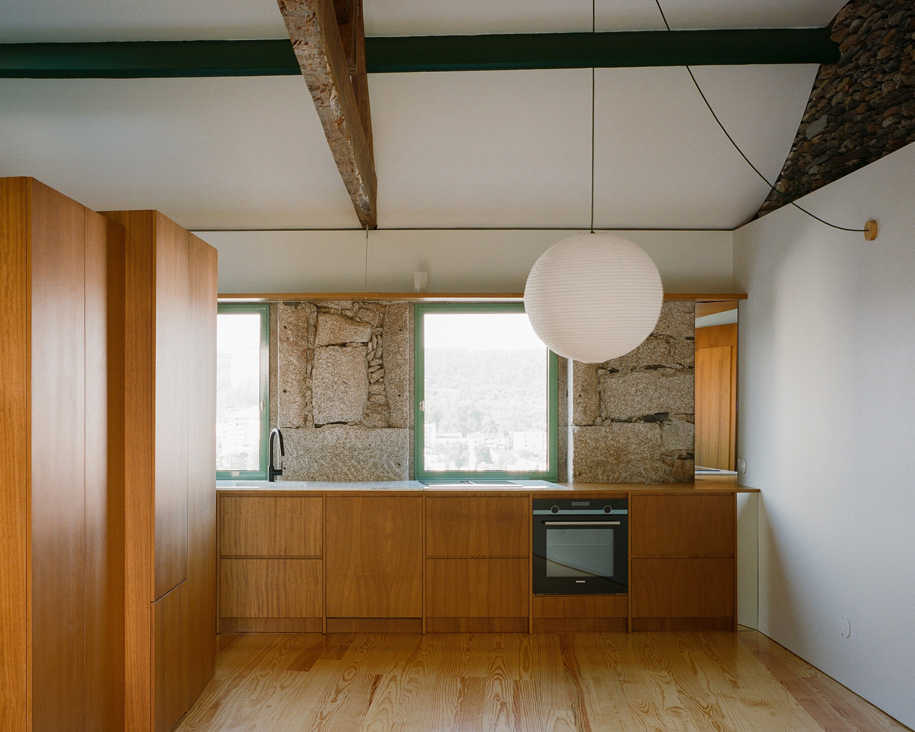 cork-clad-house-portugal-upside-down-layout-atelier-local-redesign-designboom-large01