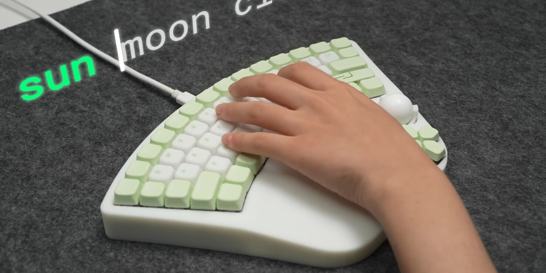fan-shaped-keyboard-built-in-mouse-type-one-hand-deignboom-ban2