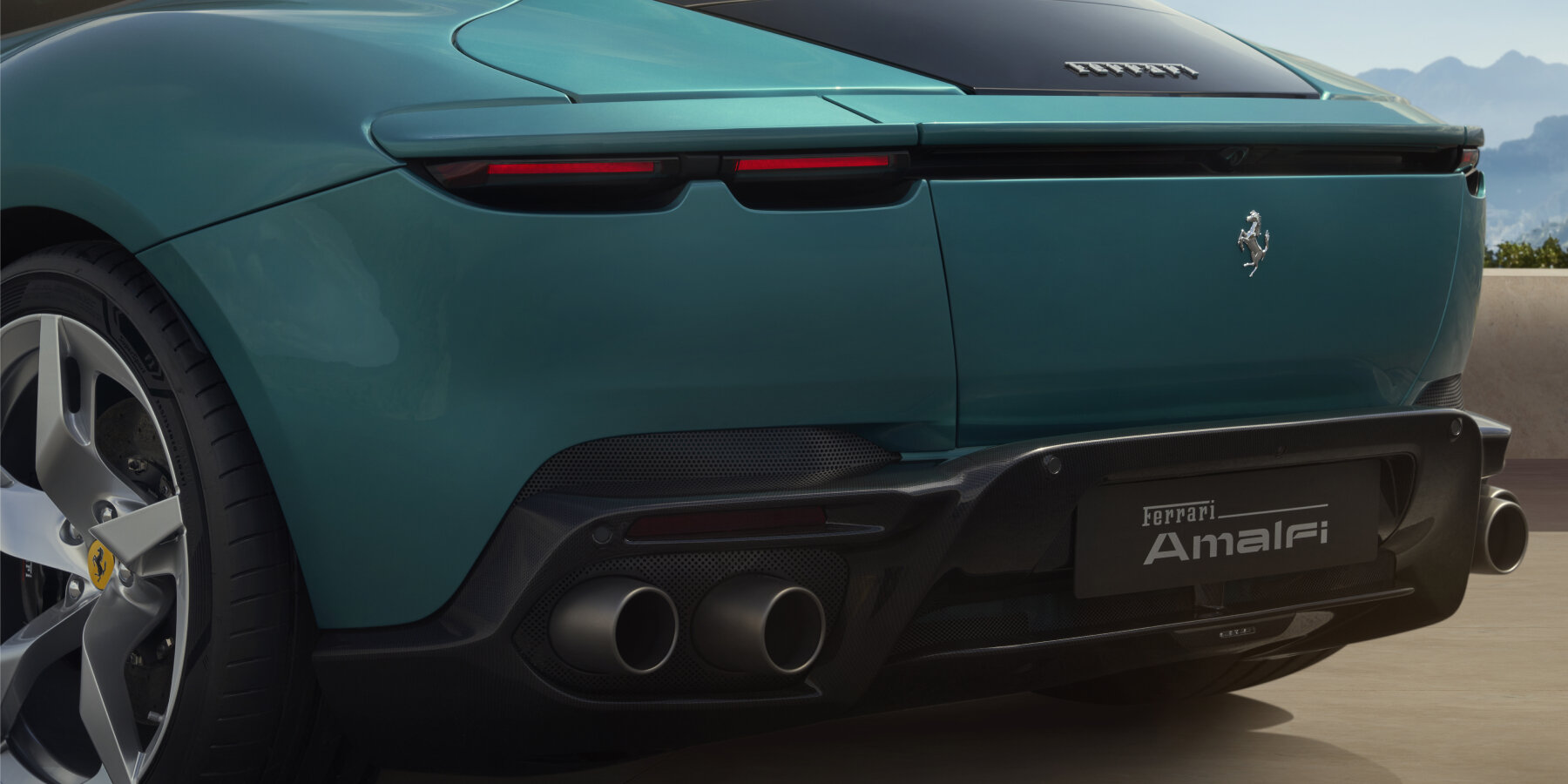 ferrari-amalfi-sports-car-tail-lights-wedge-shaped-car-designboom-ban2