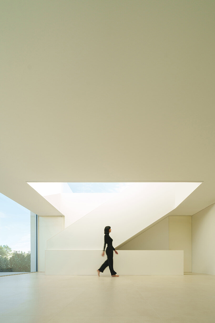 fran silvestre arquitectos stretches all-white linear residence across narrow site in spain