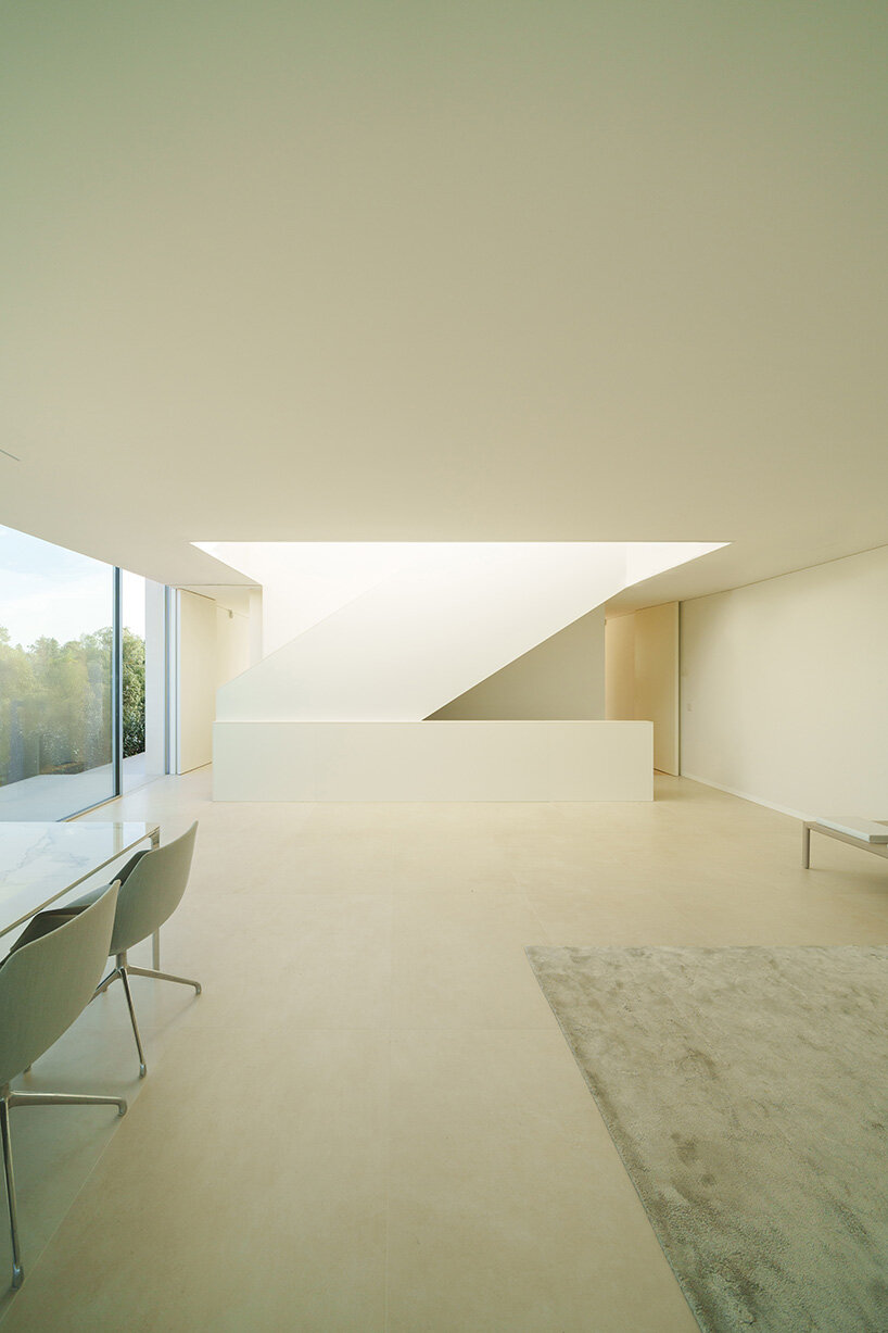 fran silvestre arquitectos stretches all-white linear residence across narrow site in spain