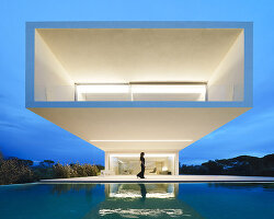 fran silvestre arquitectos stretches all-white linear residence across narrow site in spain
