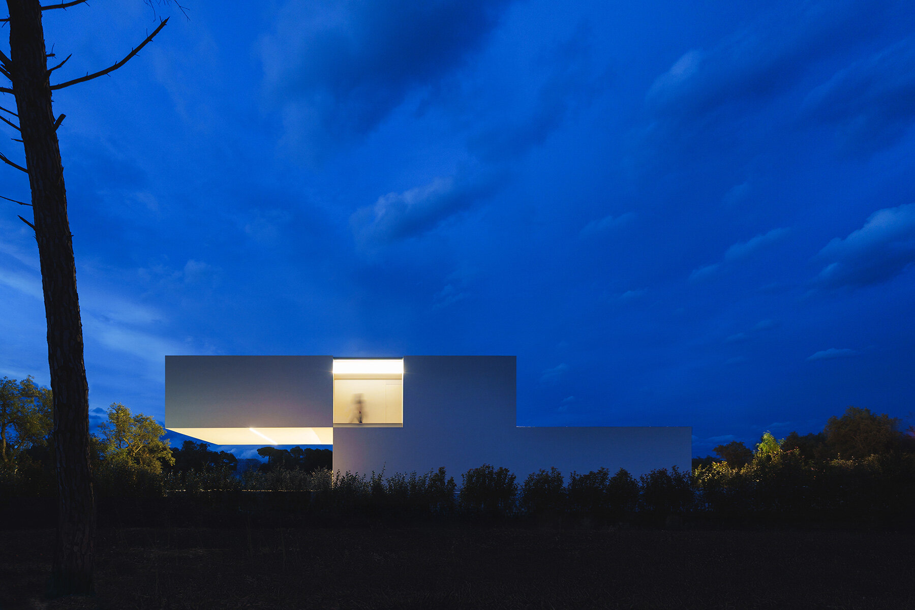 fran-silvestre-arquitectos-white-linear-residence-narrow-site-spain-designboom-large04