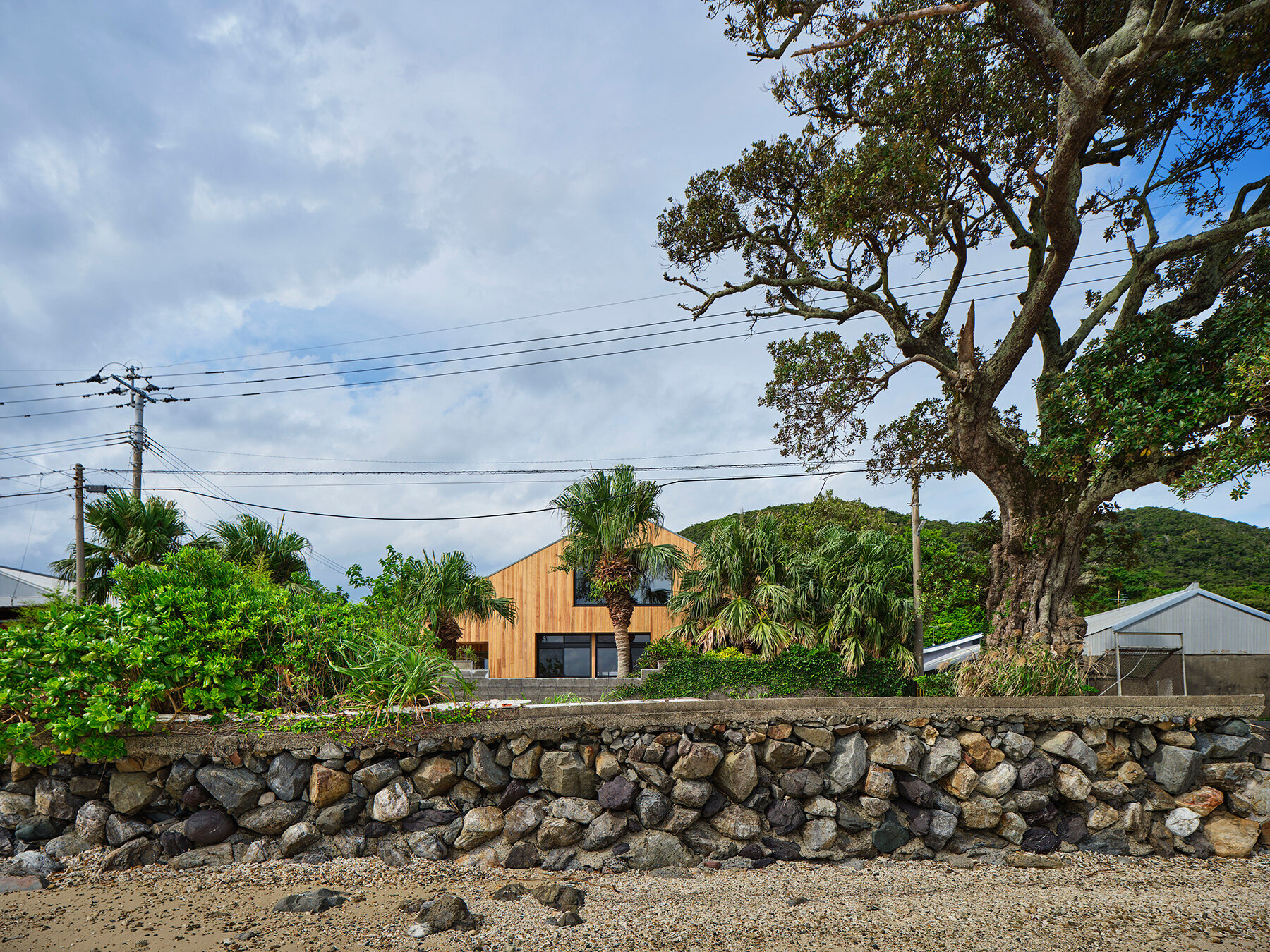 furuya-design-sanu-second-home-amami-oshima-designboom-08a