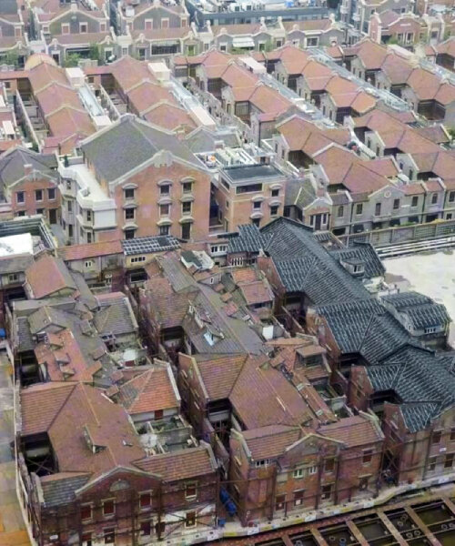 hundreds of robots relocate entire shikumen complex in shanghai by lifting it off the ground