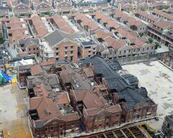 hundreds of robots relocate entire shikumen complex in shanghai by lifting it off the ground