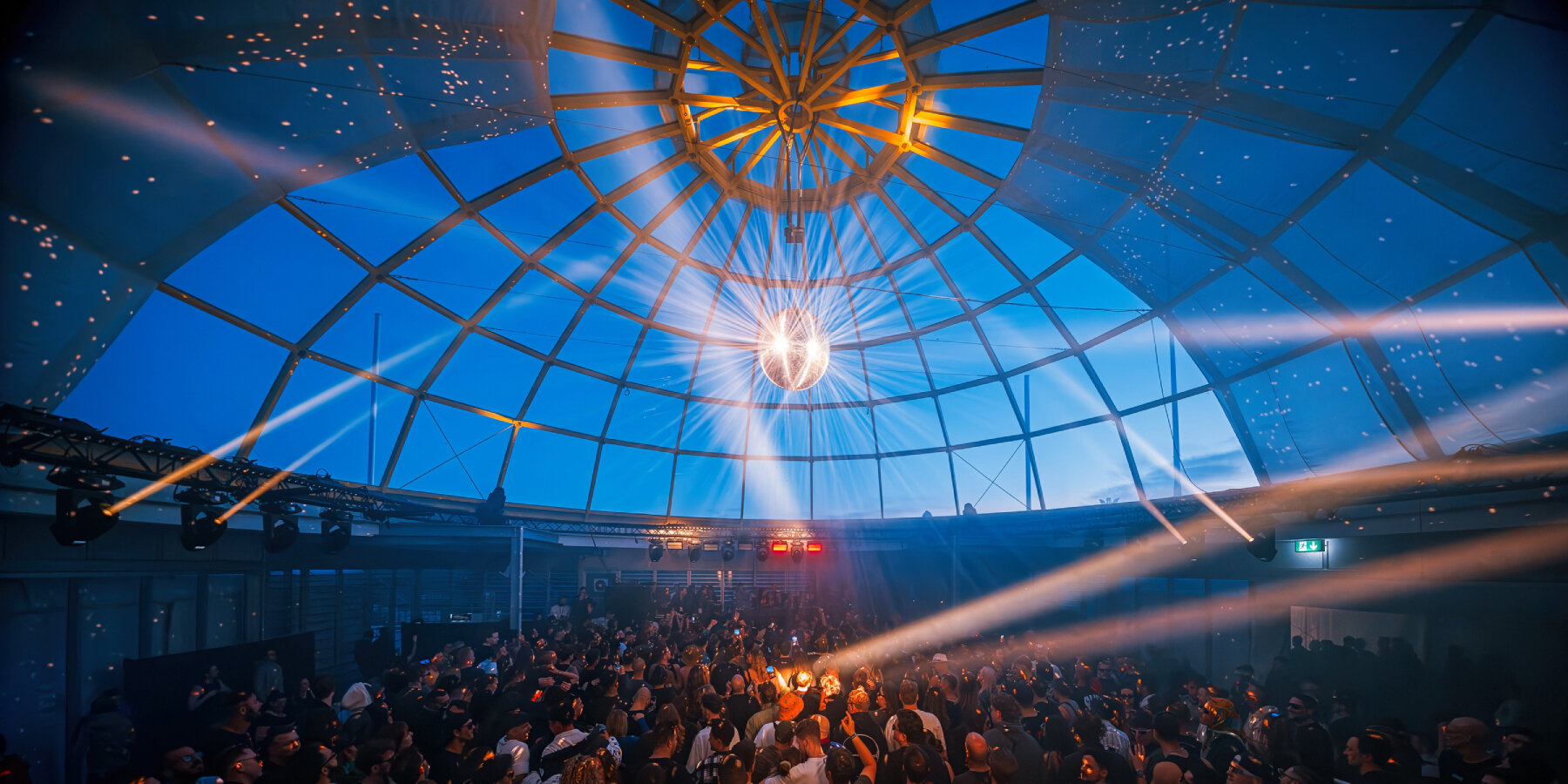 ice-caves-leaves-hexagons-stage-designs-time-warp-techno-music-festival-designboom-ban