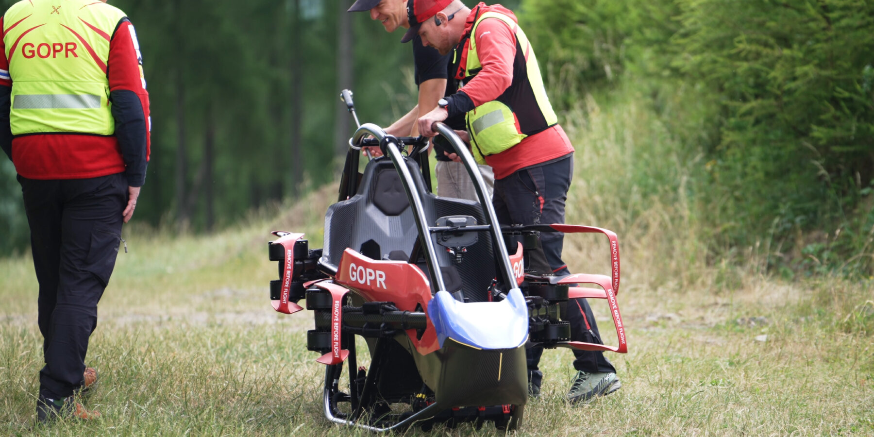 jetson-ONE-eVTOL-poland-complete-mountain-rescue-operation-tests-designboom-ban2