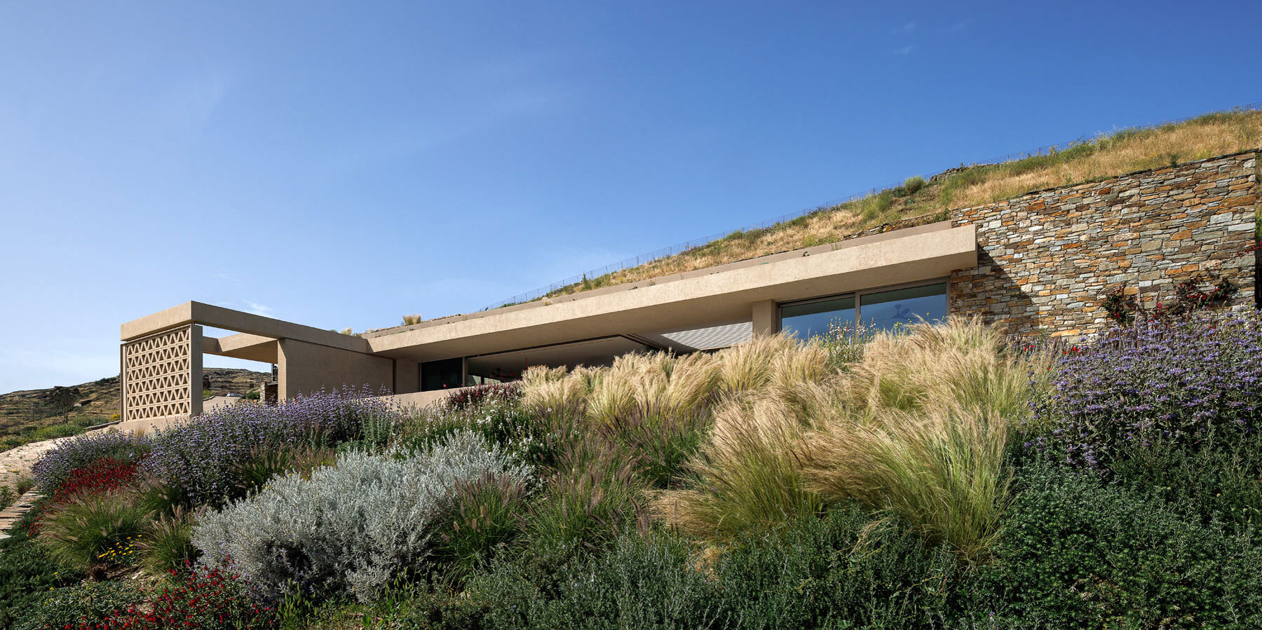 katerina-valsamaki-architects-slot-house-tinos-greece-designboom-1800-9