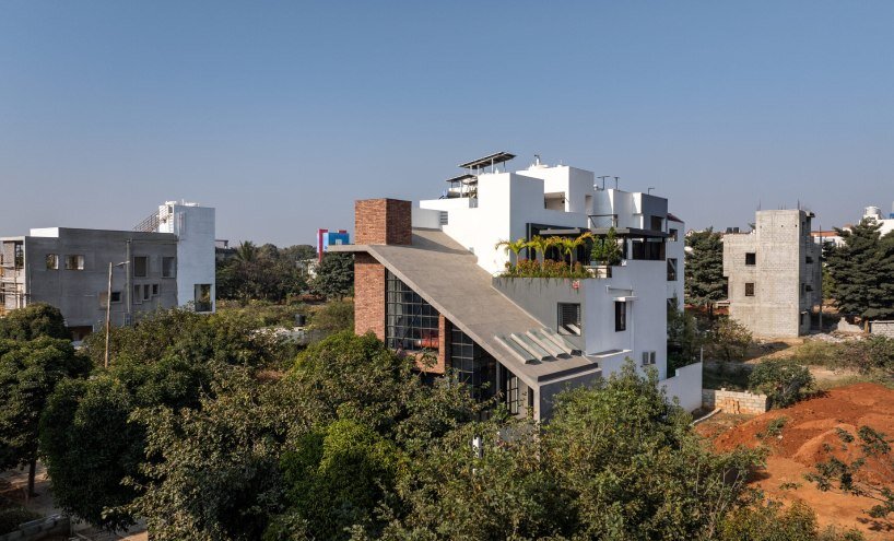 earthy textures and concrete planes define ashwin architects’ kodalli's residence in india