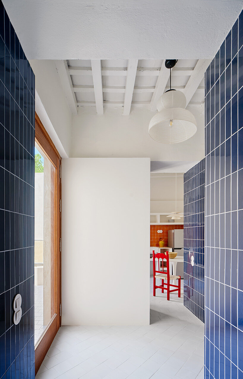 lucas y hernández–gil revives centuries-old spanish house with pool and preserved textures