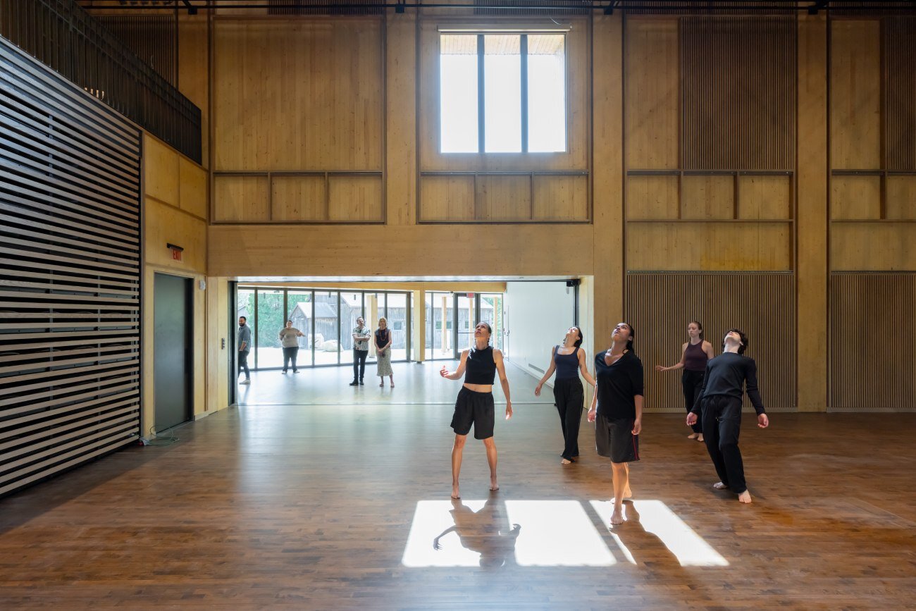 mecanoo's high-tech, timber clad dance theater opens at jacob’s pillow in massachusetts