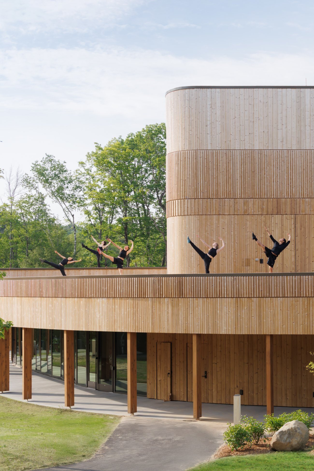 mecanoo's high-tech, timber clad dance theater opens at jacob’s pillow in massachusetts