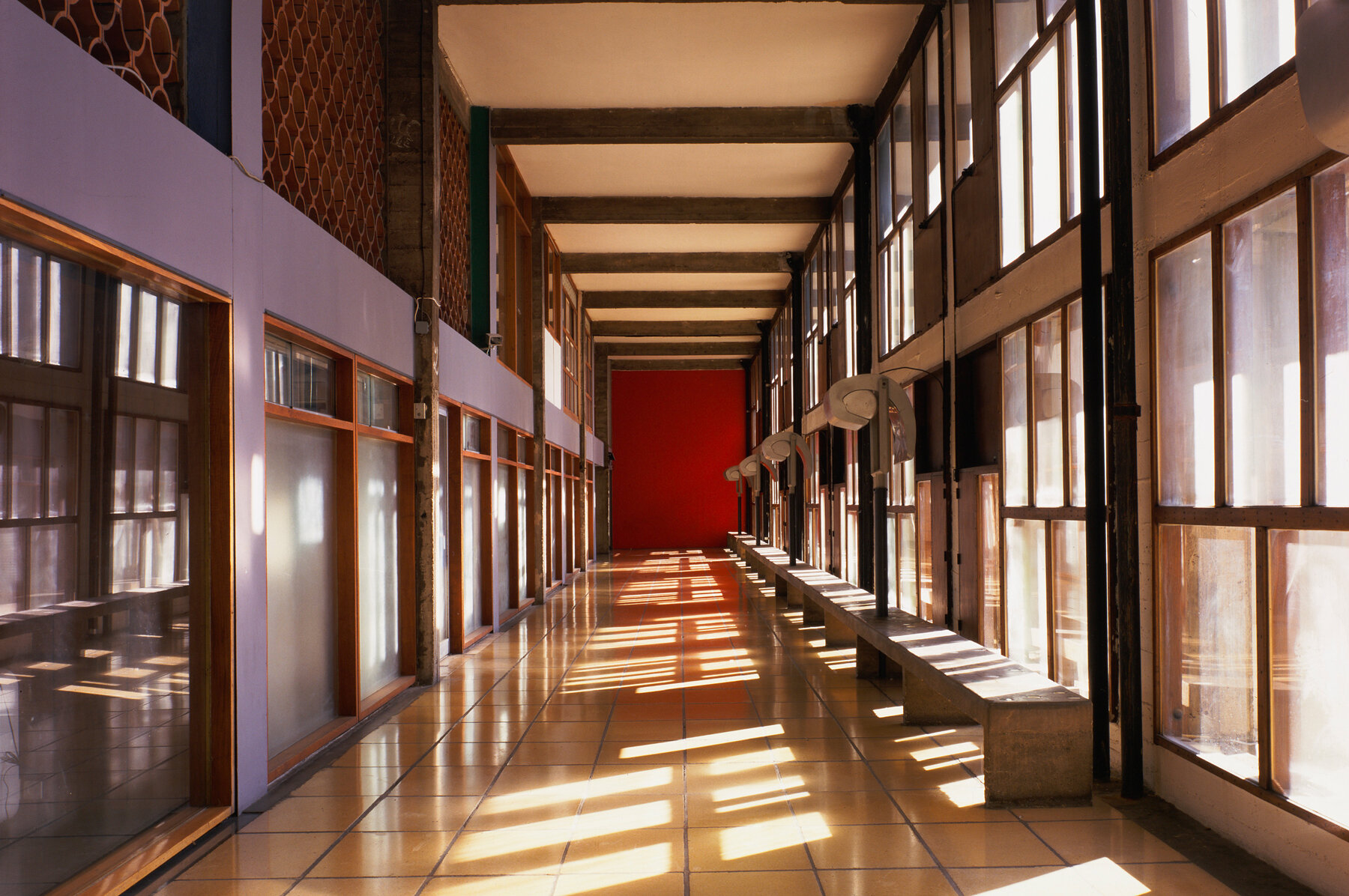monumental-candle-sculptures-sterling-ruby-mamo-ora-ito-le-corbusier-la-cite-radieuse-designboom-full-01