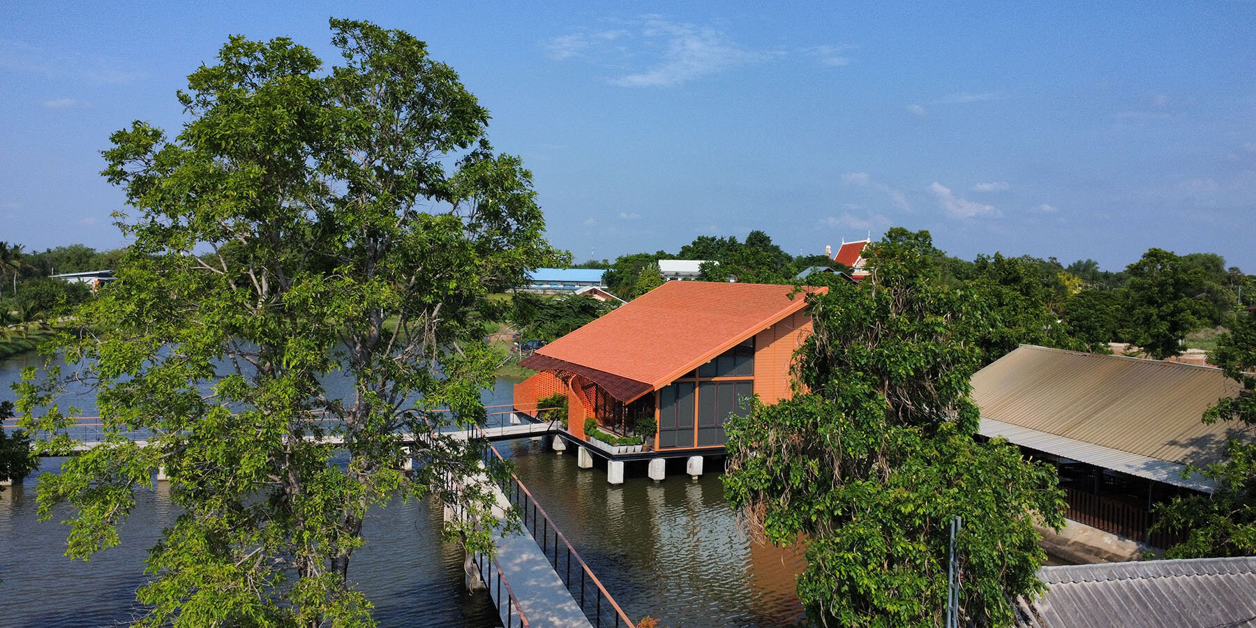 morjor-terracotta-cafe-studio-bewell-korat-thailand-designboom-1800-1