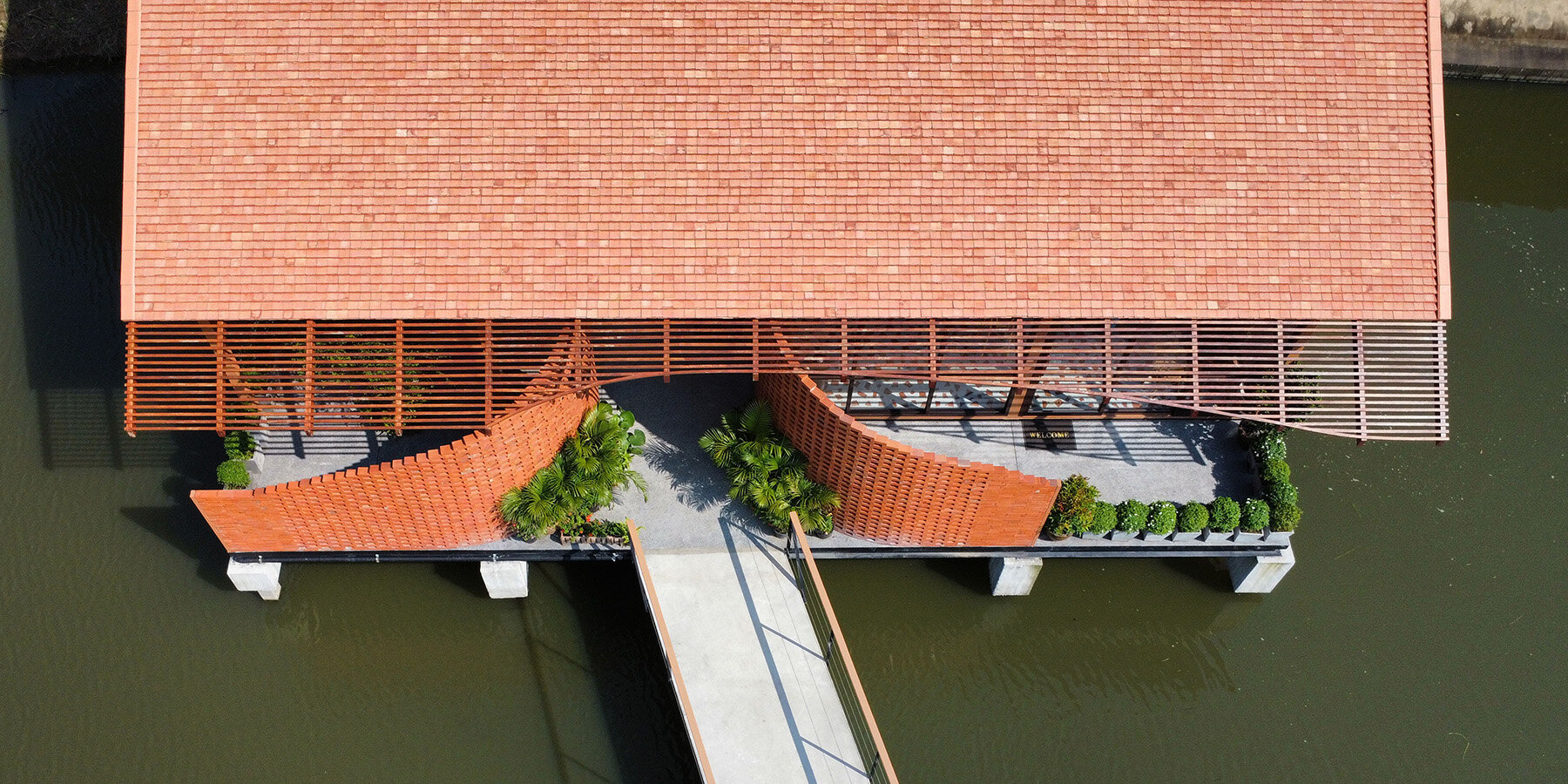 morjor-terracotta-cafe-studio-bewell-korat-thailand-designboom-1800-2