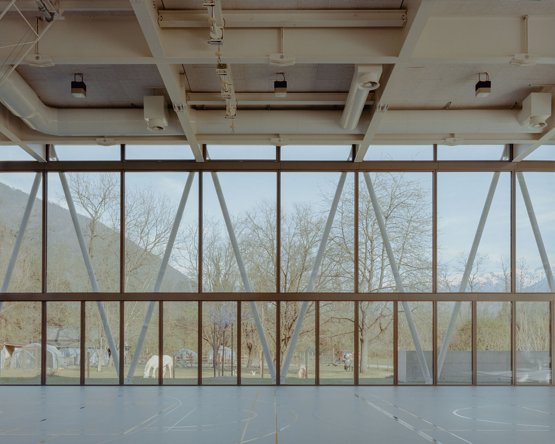 multipurpose-gymnasium-terre-di-piedemonte-tissin-switzerland-dematte-fontana-designboom-1800-2