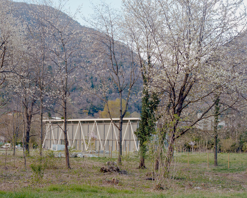 lattice of beams enfolds multipurpose gymnasium's facade in switzerland by demattè fontana