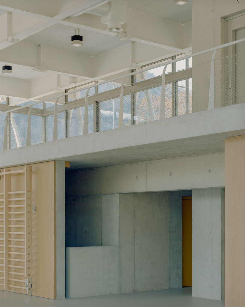 lattice of beams enfolds multipurpose gymnasium's facade in switzerland by demattè fontana