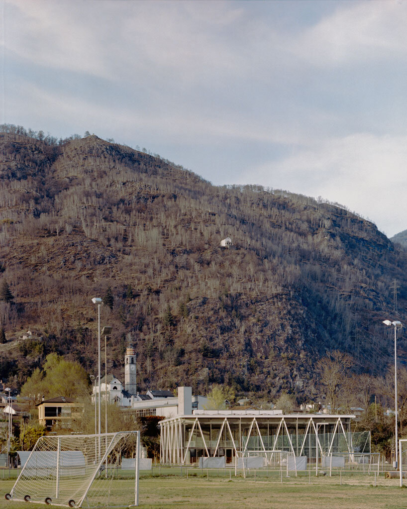 lattice of beams enfolds multipurpose gymnasium's facade in switzerland by demattè fontana