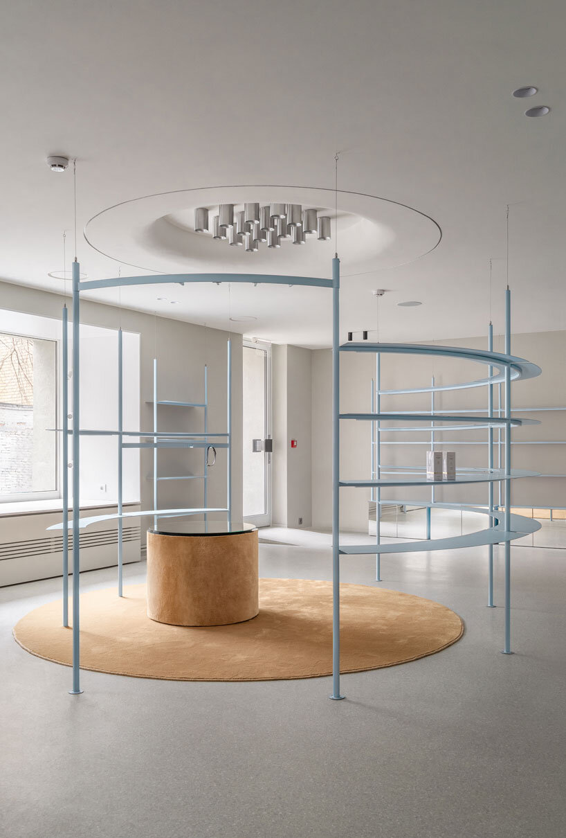 Rak Siringan Rak Garis Besar Interior Minimal Toko Seks Noy di Kiev