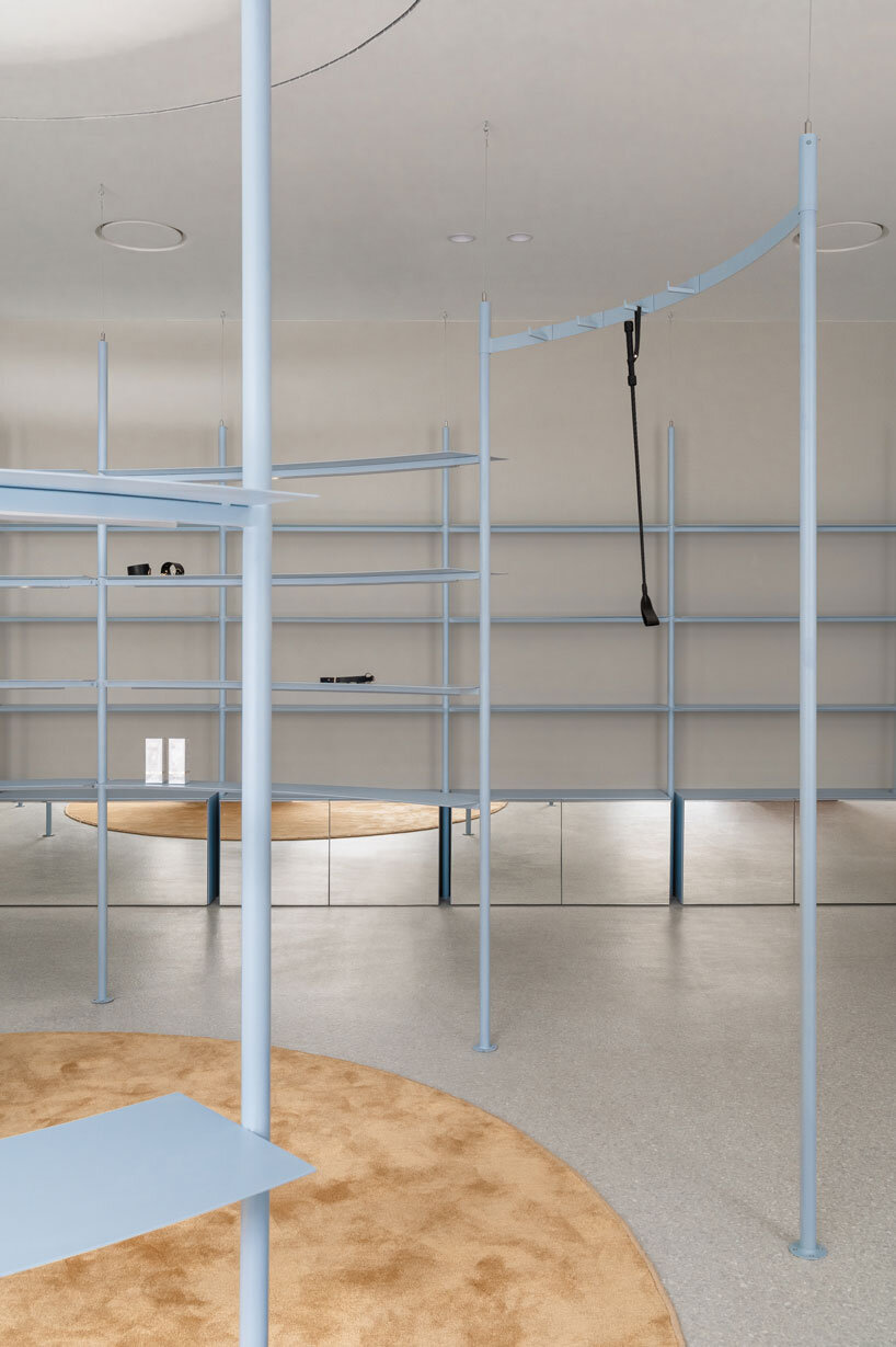 Rak Siringan Rak Garis Besar Interior Minimal Toko Seks Noy di Kiev