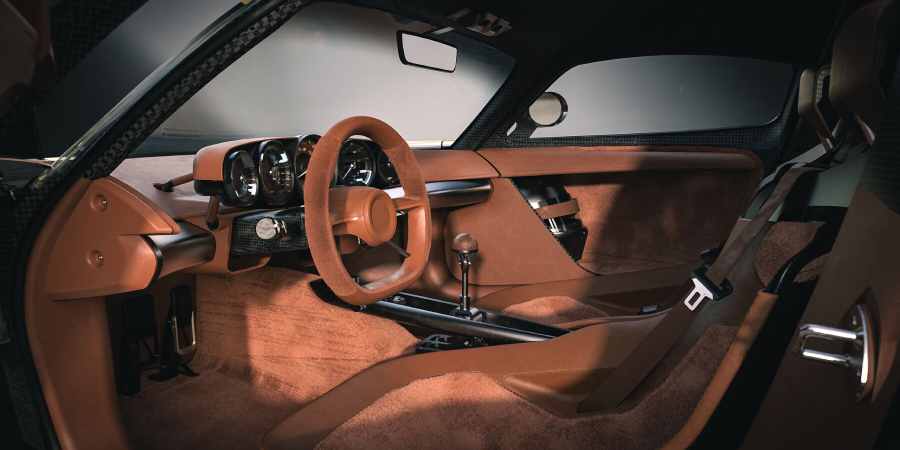 oilstainlab-HF-11-retro-modern-design-classic-porsche-can-am-race-cars-designboom-ban2