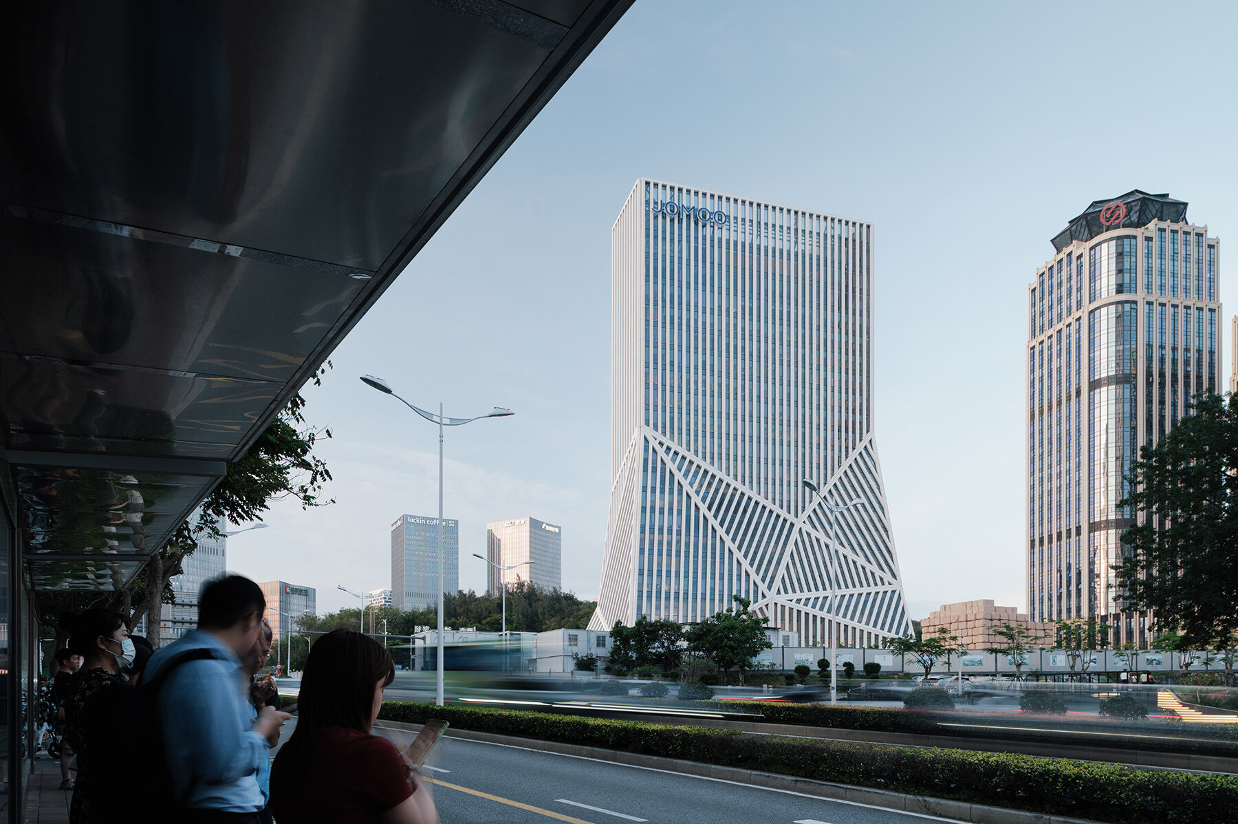 oma-jomoo-headquarters-china-sculptural-white-striped-tower-designboom-large01