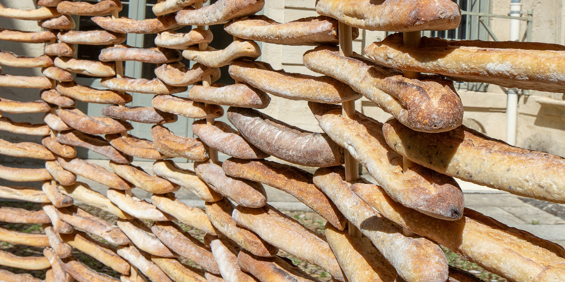 paysage-de-pain-public-installation-baguettes-mero-studios-designboom-1800-4