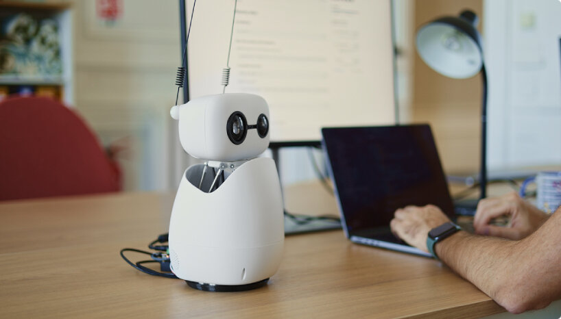 desktop robot reachy mini